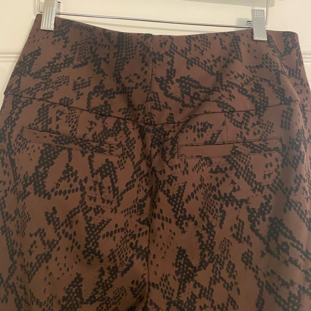 Cabi. Women’s Brown Snake-Print Pants/Leggings. Medium. NWOT. - Picture 4 of 7